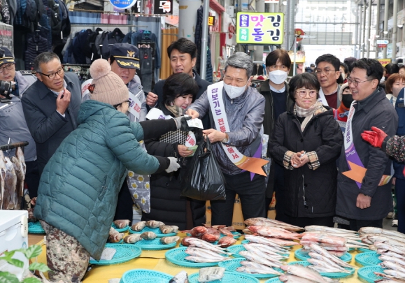 이강덕 포항시장, 설 앞두고 민생 속으로…전통시장 릴레이 장보기 챌린지 펼쳐 기사 이미지
